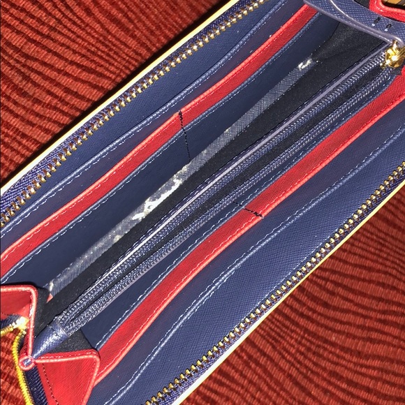 Tommy Hilfiger wallet⚪️🔴 - Picture 3 of 4